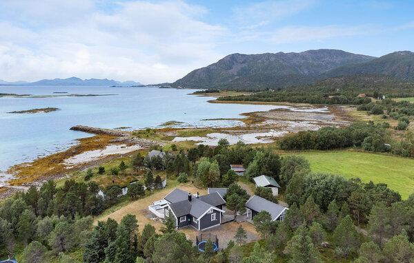 Ervaar een spectaculair uitzicht in dit vakantiehuis met buitenwellness.
 

Dit unieke huis verwelkomt je op een fantastische locatie direct aan zee. De ruime kamers zijn ingericht in een moderne stij..