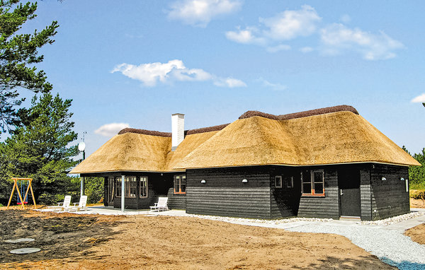 Dit luxe huis werd door een architect ontworpen. Het grenst aan een groot, beschermd natuurgebied en ligt op maar 1 km van Blåvand. Wat opvalt, is de praktische en smaakvolle inrichting met diverse e..