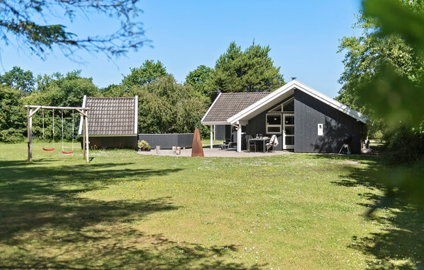 Geniet van een ontspannen vakantie in dit comfortabele vakantiehuis met sauna en whirlpool.

Dit ruime vakantiehuis ligt in een grote, goed onderhouden tuin en verwelkomt je met een lichte en gezellig..