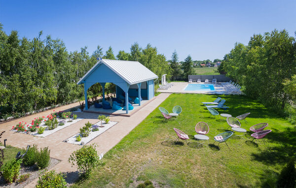 Verbringen Sie einen wunderbaren Urlaub in diesem Ferienhaus mit Zugang zu Pool und Sauna.<br/><br/>In fantastischer Lage nahe mehreren Seen und dem herrlichen Ostseestrand empfängt Sie dieses einlad..