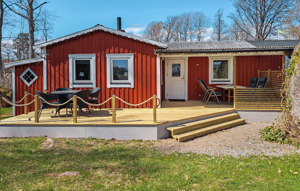 Gezellig huis op 100 m afstand van het grote meer Åsnen. Woonkamer met open haard. Twee mooie terrassen, waarvan één overdekt. Slaapkamer 2 is een doorgangskamer. Bij de camping Torne kunt u boten ..