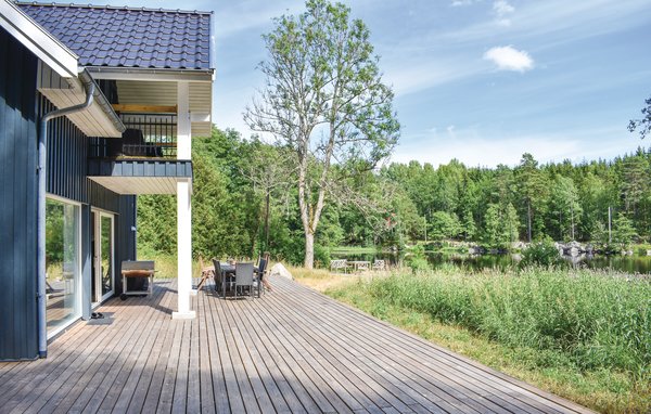 Großes, feines Ferienhaus mit Seegrundstück, Whirlpool im Freien und viel Platz zum Wasser hin. 20 m zum Schwimmen und Angeln. Ruderboot inklusive, Motor kann gemietet werden. Das Haus liegt in eine..