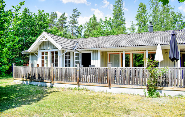 Herrliches Swimmingpoolhaus in schwedischer Bautradition, eine gute Architektur wispiegelnd. Das einzigartige Haus liegt auf einem naturbelassenen Waldgrundstück udn 2,5 km vom herrlichen Sandstrand ..