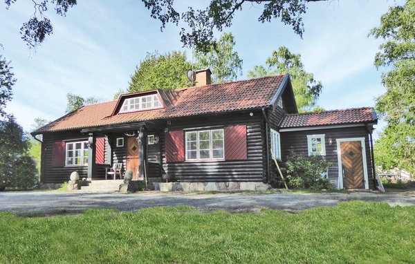 Mooi vakantiehuis aan de oevers van het meer Mälaren in Kvicksund. Hier zijn alle voorzieningen voor een aangename vakantie. Houtkachel in de woonkamer en gratis hout, grote auna in de kelder.