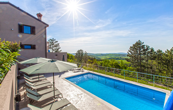 Fantastisches Ferienhaus mit vielen Annehmlichkeiten und einem Swimmingpool im Garten.

Willkommen in diesem sehr geräumigen Ferienhaus Gracisce. Gemeinsam mit Ihrer Großfamilie oder mehreren befreu..